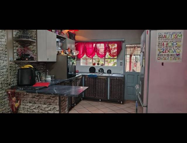 3 BEDROOM TOWNHOUSE FOR SALE IN VANDERBIJLPARK CE 2